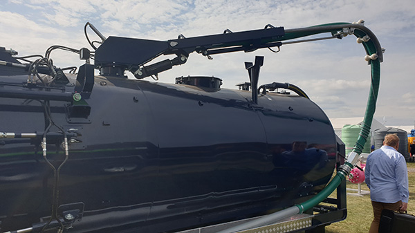 asenizacja-woz-z wysiegnikiem