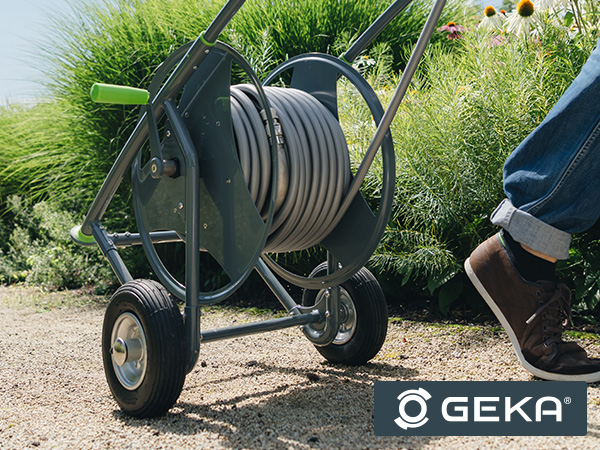 ogrod-na-wiosne-wozek-geka