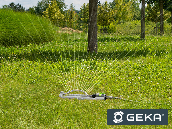 ogrod-na-wiosne-wtyki-zraszacz-geka